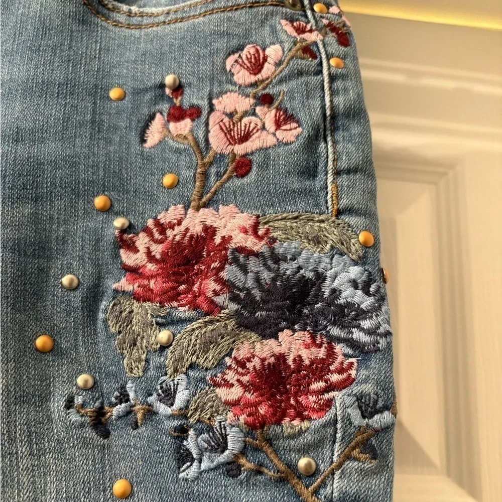 Vanilla star mid rise, skinny jeans girl, size 11 Embroidery flowers